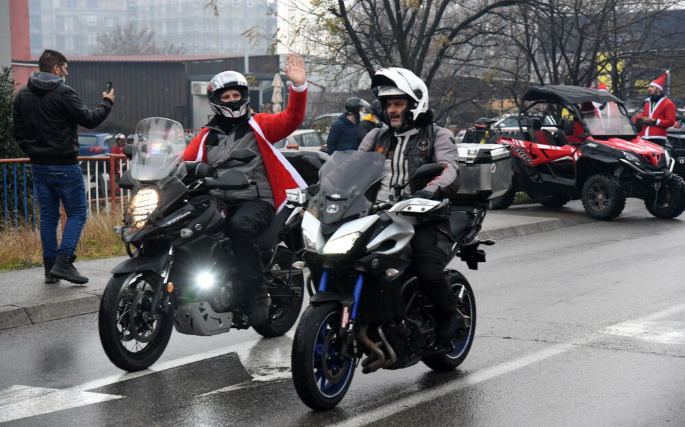 <p>Bajkeri dobre volje iza sebe imaju na desetine humanih akcija, obradovali su mnogo mališana, a najveća nagrada im je radosno dijete. Skromno kažu da je kod crnogorskih bajkera grub samo zvuk motora, a na građane apeluju da ih poštuju u saobraćaju</p>