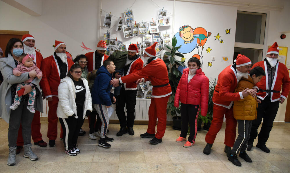 <p>Bajkeri dobre volje iza sebe imaju na desetine humanih akcija, obradovali su mnogo mališana, a najveća nagrada im je radosno dijete. Skromno kažu da je kod crnogorskih bajkera grub samo zvuk motora, a na građane apeluju da ih poštuju u saobraćaju</p>