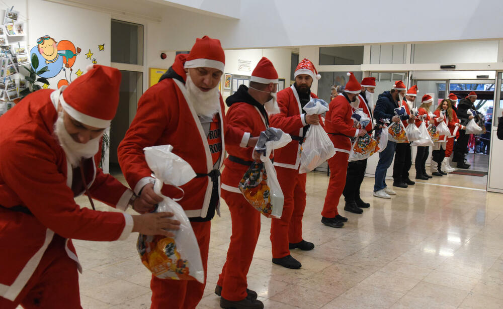 <p>Bajkeri dobre volje iza sebe imaju na desetine humanih akcija, obradovali su mnogo mališana, a najveća nagrada im je radosno dijete. Skromno kažu da je kod crnogorskih bajkera grub samo zvuk motora, a na građane apeluju da ih poštuju u saobraćaju</p>
