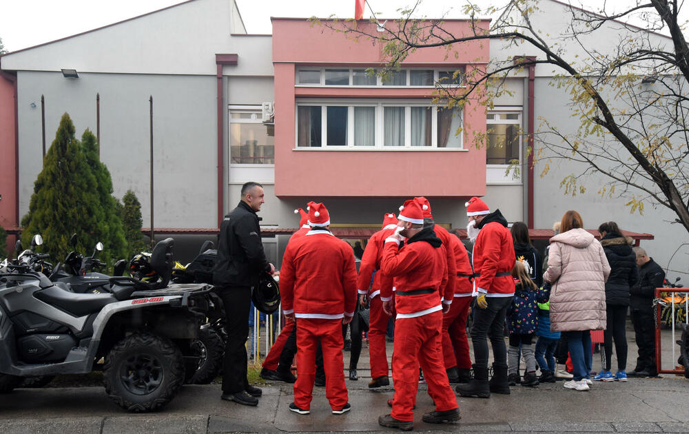 <p>Bajkeri dobre volje iza sebe imaju na desetine humanih akcija, obradovali su mnogo mališana, a najveća nagrada im je radosno dijete. Skromno kažu da je kod crnogorskih bajkera grub samo zvuk motora, a na građane apeluju da ih poštuju u saobraćaju</p>
