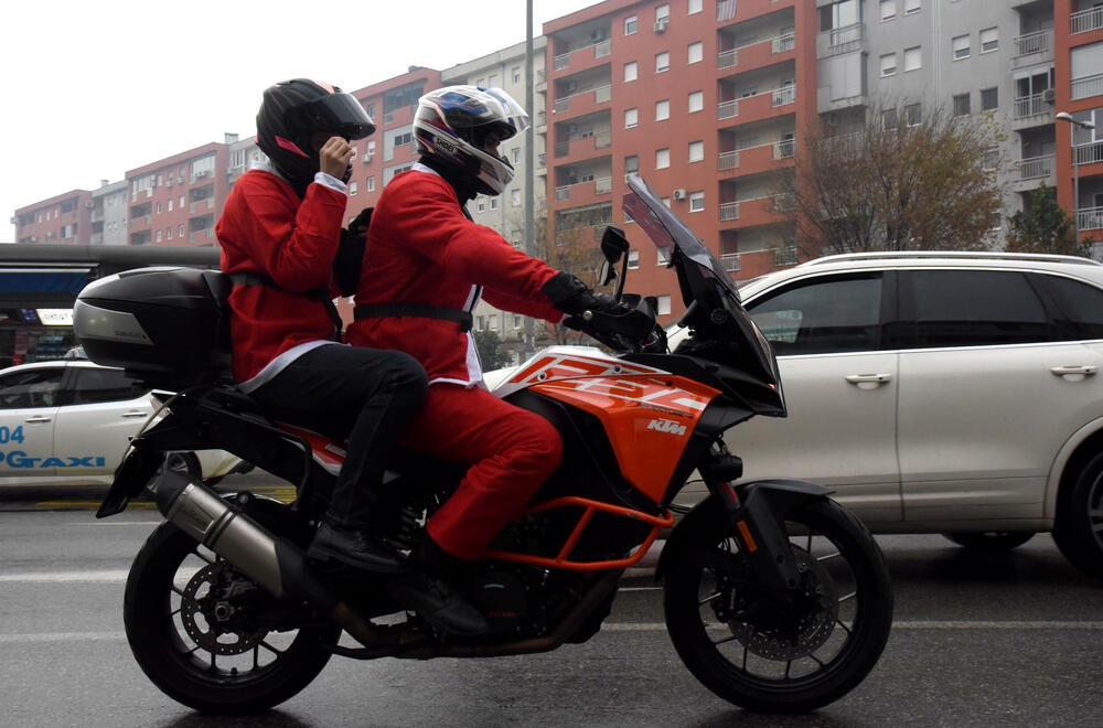 <p>Bajkeri dobre volje iza sebe imaju na desetine humanih akcija, obradovali su mnogo mališana, a najveća nagrada im je radosno dijete. Skromno kažu da je kod crnogorskih bajkera grub samo zvuk motora, a na građane apeluju da ih poštuju u saobraćaju</p>