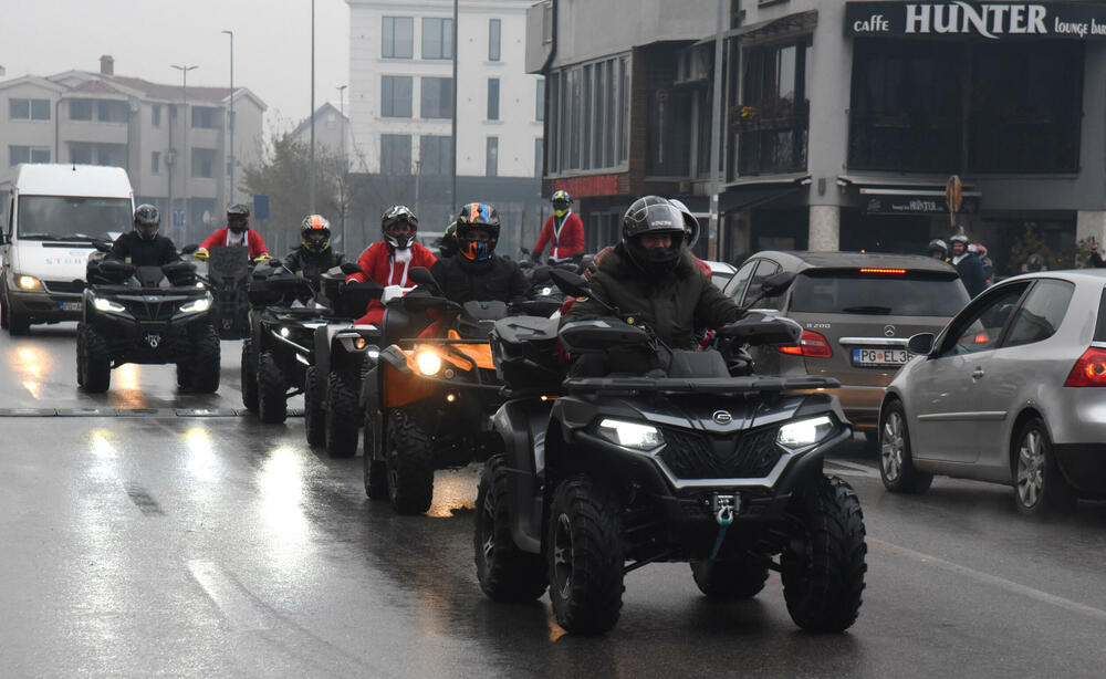 <p>Bajkeri dobre volje iza sebe imaju na desetine humanih akcija, obradovali su mnogo mališana, a najveća nagrada im je radosno dijete. Skromno kažu da je kod crnogorskih bajkera grub samo zvuk motora, a na građane apeluju da ih poštuju u saobraćaju</p>