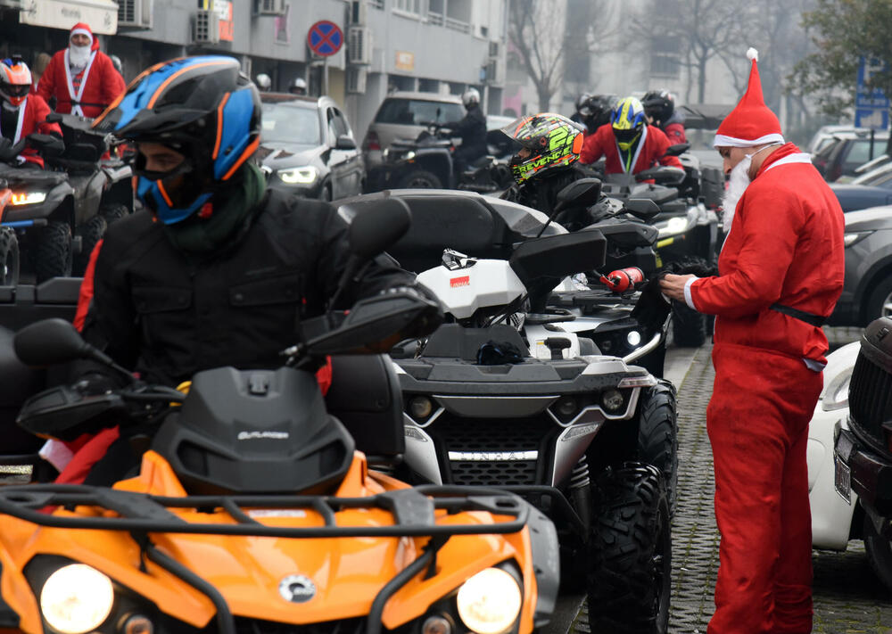 <p>Bajkeri dobre volje iza sebe imaju na desetine humanih akcija, obradovali su mnogo mališana, a najveća nagrada im je radosno dijete. Skromno kažu da je kod crnogorskih bajkera grub samo zvuk motora, a na građane apeluju da ih poštuju u saobraćaju</p>