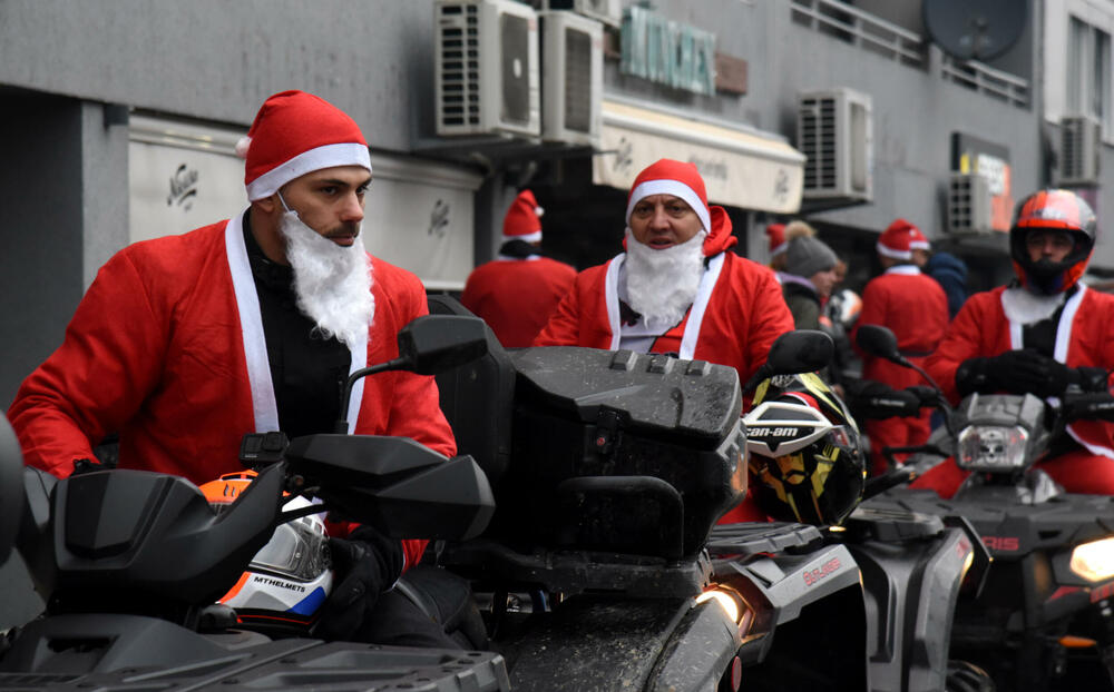 <p>Bajkeri dobre volje iza sebe imaju na desetine humanih akcija, obradovali su mnogo mališana, a najveća nagrada im je radosno dijete. Skromno kažu da je kod crnogorskih bajkera grub samo zvuk motora, a na građane apeluju da ih poštuju u saobraćaju</p>