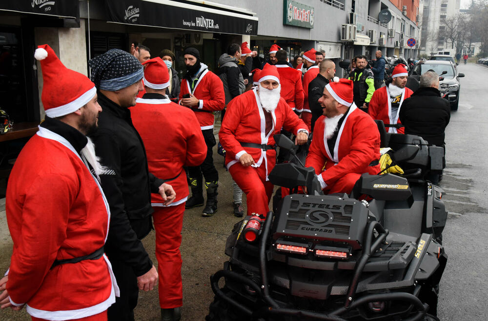 <p>Bajkeri dobre volje iza sebe imaju na desetine humanih akcija, obradovali su mnogo mališana, a najveća nagrada im je radosno dijete. Skromno kažu da je kod crnogorskih bajkera grub samo zvuk motora, a na građane apeluju da ih poštuju u saobraćaju</p>