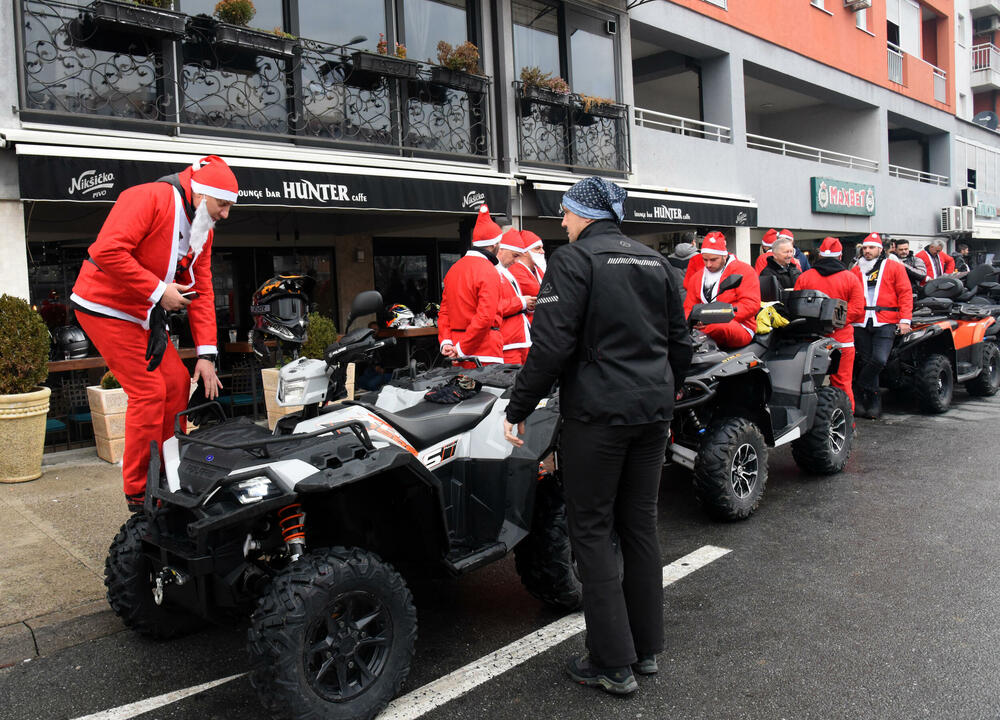 <p>Bajkeri dobre volje iza sebe imaju na desetine humanih akcija, obradovali su mnogo mališana, a najveća nagrada im je radosno dijete. Skromno kažu da je kod crnogorskih bajkera grub samo zvuk motora, a na građane apeluju da ih poštuju u saobraćaju</p>