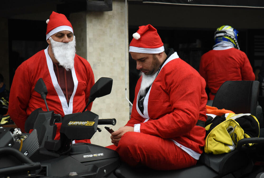 <p>Bajkeri dobre volje iza sebe imaju na desetine humanih akcija, obradovali su mnogo mališana, a najveća nagrada im je radosno dijete. Skromno kažu da je kod crnogorskih bajkera grub samo zvuk motora, a na građane apeluju da ih poštuju u saobraćaju</p>