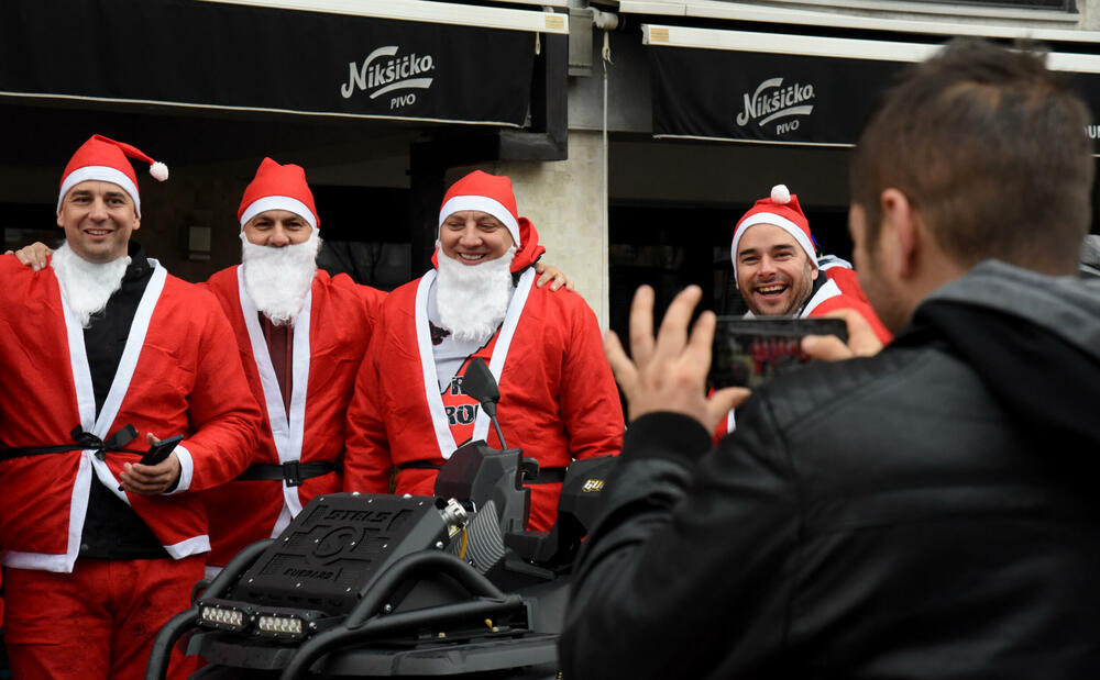 <p>Bajkeri dobre volje iza sebe imaju na desetine humanih akcija, obradovali su mnogo mališana, a najveća nagrada im je radosno dijete. Skromno kažu da je kod crnogorskih bajkera grub samo zvuk motora, a na građane apeluju da ih poštuju u saobraćaju</p>