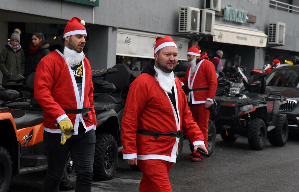 <p>Bajkeri dobre volje iza sebe imaju na desetine humanih akcija, obradovali su mnogo mališana, a najveća nagrada im je radosno dijete. Skromno kažu da je kod crnogorskih bajkera grub samo zvuk motora, a na građane apeluju da ih poštuju u saobraćaju</p>