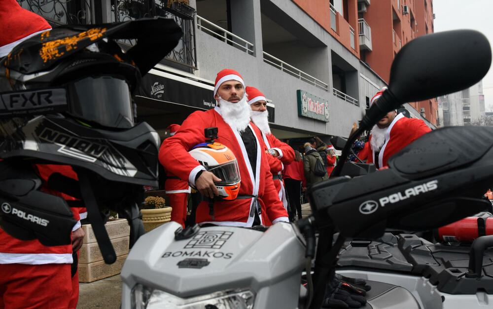 <p>Bajkeri dobre volje iza sebe imaju na desetine humanih akcija, obradovali su mnogo mališana, a najveća nagrada im je radosno dijete. Skromno kažu da je kod crnogorskih bajkera grub samo zvuk motora, a na građane apeluju da ih poštuju u saobraćaju</p>