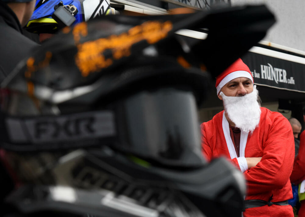 <p>Bajkeri dobre volje iza sebe imaju na desetine humanih akcija, obradovali su mnogo mališana, a najveća nagrada im je radosno dijete. Skromno kažu da je kod crnogorskih bajkera grub samo zvuk motora, a na građane apeluju da ih poštuju u saobraćaju</p>