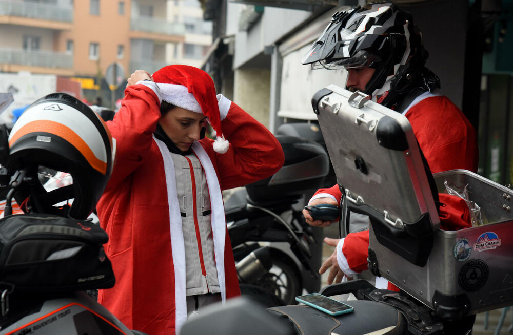 <p>Bajkeri dobre volje iza sebe imaju na desetine humanih akcija, obradovali su mnogo mališana, a najveća nagrada im je radosno dijete. Skromno kažu da je kod crnogorskih bajkera grub samo zvuk motora, a na građane apeluju da ih poštuju u saobraćaju</p>