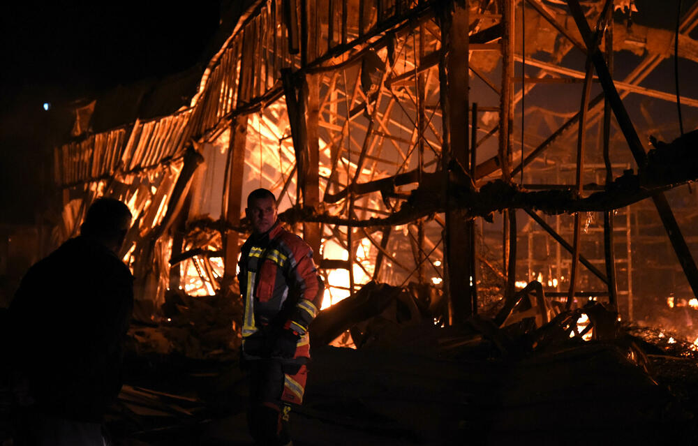 <p>"Problem prilikom gašenja je predstavljao vjetar. Takođe u hangaru su bile velike količine visoko gorućeg materijala, što je dodatno otežavalo gašenje požara. Najvažnije je da je stavljen pod kontrolu", kazao je Janković</p>