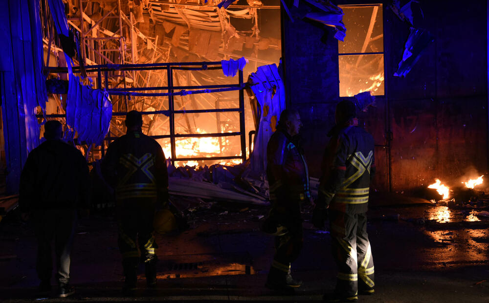 <p>"Problem prilikom gašenja je predstavljao vjetar. Takođe u hangaru su bile velike količine visoko gorućeg materijala, što je dodatno otežavalo gašenje požara. Najvažnije je da je stavljen pod kontrolu", kazao je Janković</p>