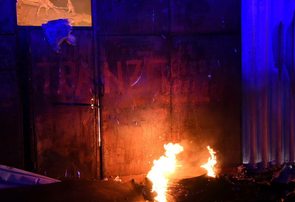 <p>"Problem prilikom gašenja je predstavljao vjetar. Takođe u hangaru su bile velike količine visoko gorućeg materijala, što je dodatno otežavalo gašenje požara. Najvažnije je da je stavljen pod kontrolu", kazao je Janković</p>