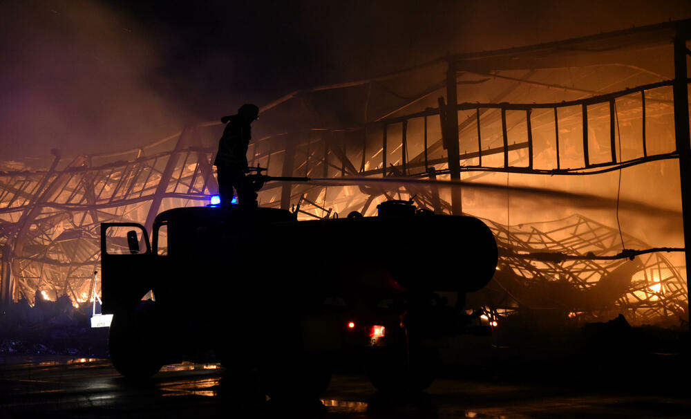 <p>"Problem prilikom gašenja je predstavljao vjetar. Takođe u hangaru su bile velike količine visoko gorućeg materijala, što je dodatno otežavalo gašenje požara. Najvažnije je da je stavljen pod kontrolu", kazao je Janković</p>