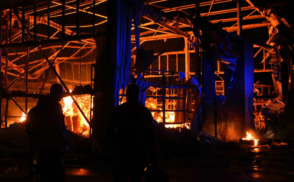 <p>"Problem prilikom gašenja je predstavljao vjetar. Takođe u hangaru su bile velike količine visoko gorućeg materijala, što je dodatno otežavalo gašenje požara. Najvažnije je da je stavljen pod kontrolu", kazao je Janković</p>