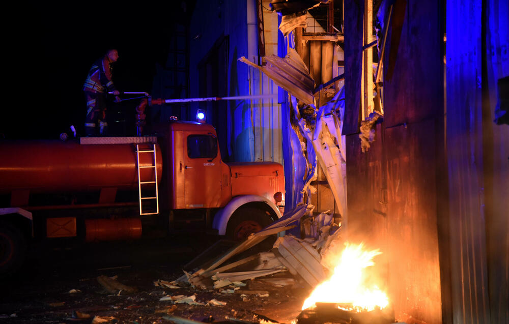 <p>"Problem prilikom gašenja je predstavljao vjetar. Takođe u hangaru su bile velike količine visoko gorućeg materijala, što je dodatno otežavalo gašenje požara. Najvažnije je da je stavljen pod kontrolu", kazao je Janković</p>