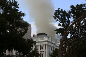 U zgradi parlamenta Južne Afrike u Kejptaunu izbio požar