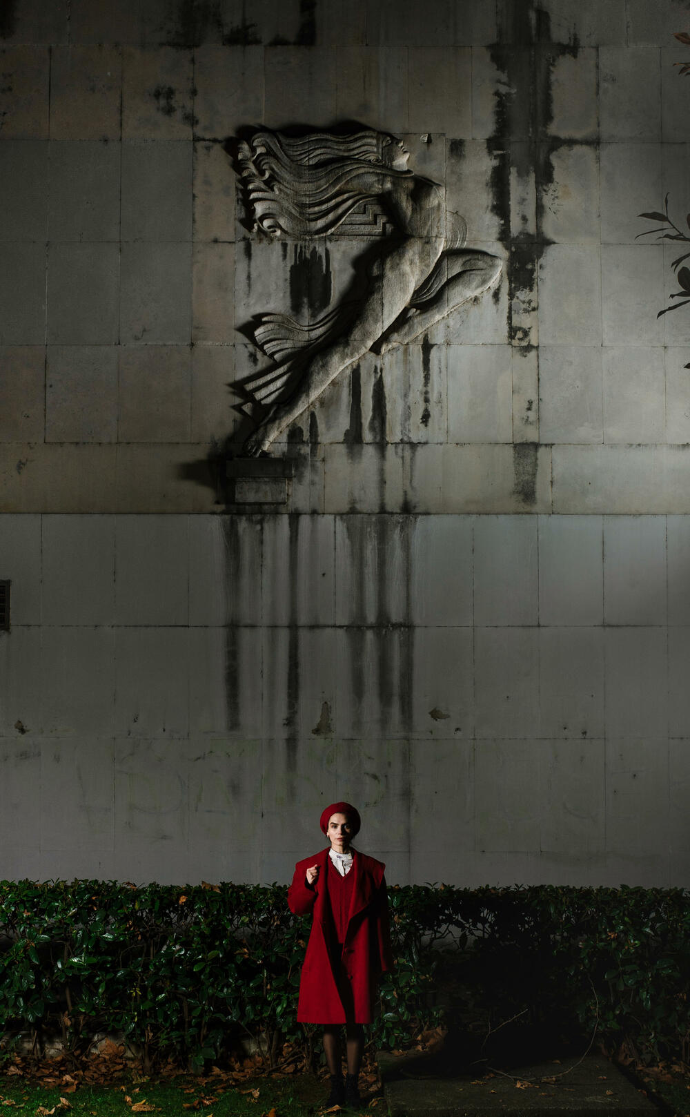 Mila Pejić pred reljefa “Žena u pokretu” u Podgorici