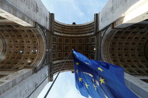 Desničari kritikovali Makrona zbog zastave EU na Trijumfalnoj...