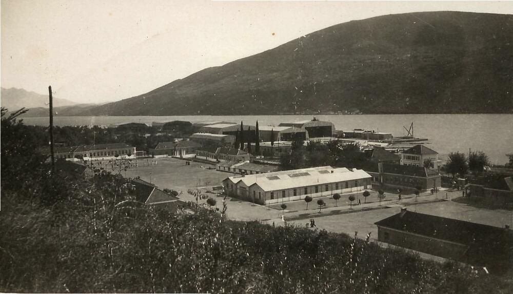 Kumbor sa hangarima tridesetih godina prošlog vijeka