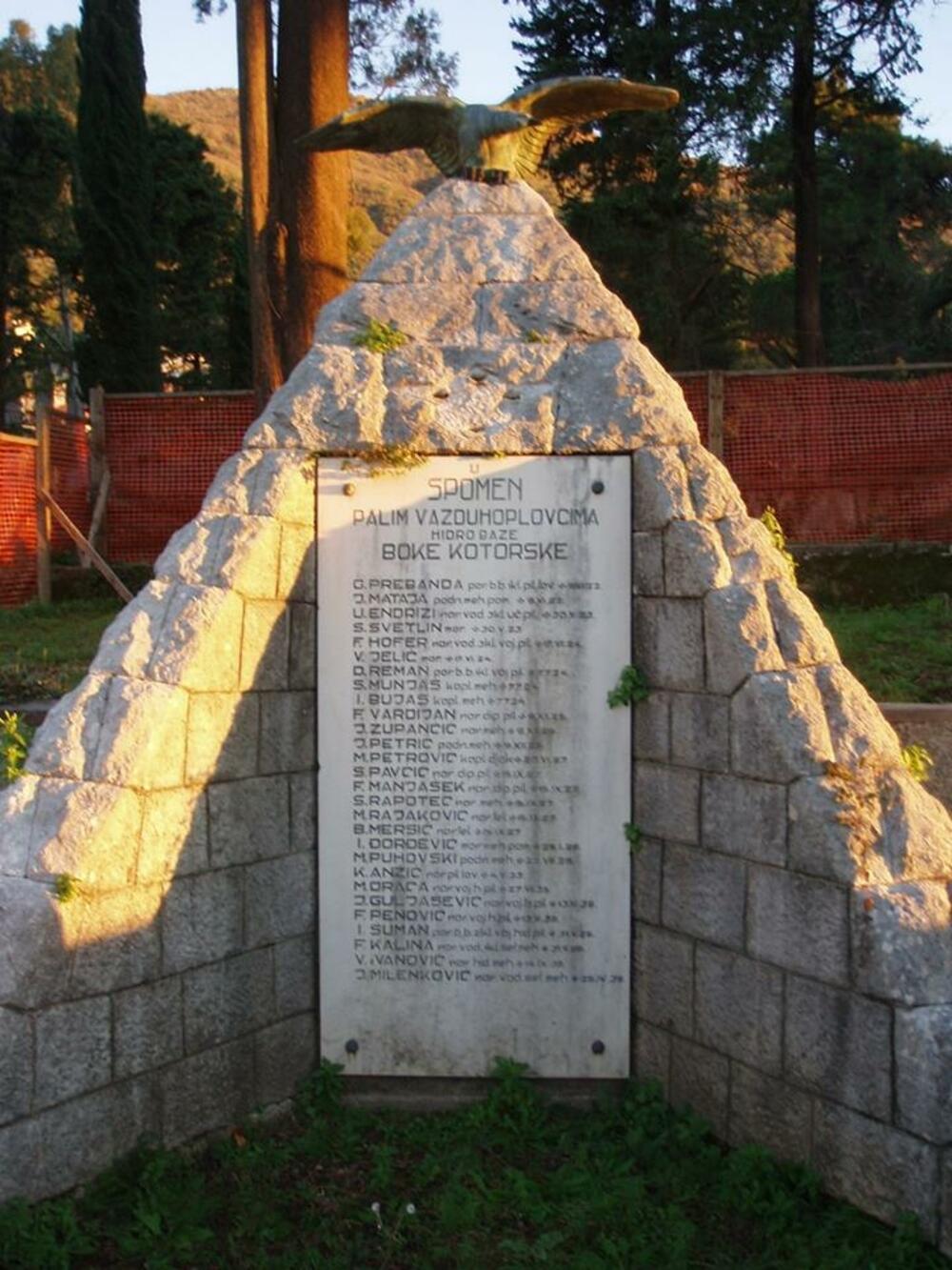Spomenik palim hidropilotima u Kumboru