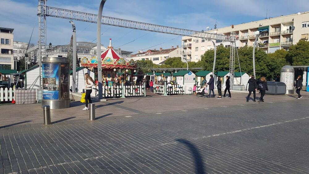 <p>Šef Meteo centra TV Vijesti Dušan Pavićević kazao je da se u <span style="background-color: rgb(255, 255, 255);">utorak u Crnoj Gori očekuje umjereno do znatno oblačno vrijeme sa uslovima za rjeđu pojavu, uglavnom slabe kiše, u južnim i centralnim predjelima</span></p>