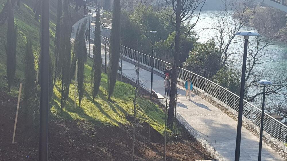 <p>Šef Meteo centra TV Vijesti Dušan Pavićević kazao je da se u <span style="background-color: rgb(255, 255, 255);">utorak u Crnoj Gori očekuje umjereno do znatno oblačno vrijeme sa uslovima za rjeđu pojavu, uglavnom slabe kiše, u južnim i centralnim predjelima</span></p>