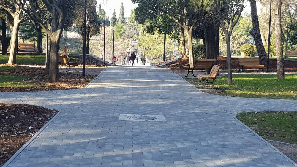 <p>Šef Meteo centra TV Vijesti Dušan Pavićević kazao je da se u <span style="background-color: rgb(255, 255, 255);">utorak u Crnoj Gori očekuje umjereno do znatno oblačno vrijeme sa uslovima za rjeđu pojavu, uglavnom slabe kiše, u južnim i centralnim predjelima</span></p>