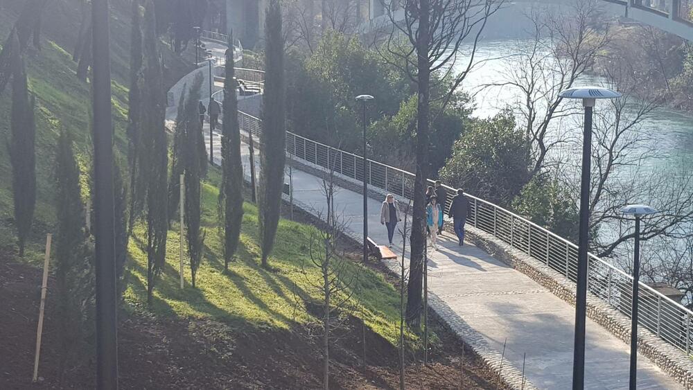 <p>Šef Meteo centra TV Vijesti Dušan Pavićević kazao je da se u <span style="background-color: rgb(255, 255, 255);">utorak u Crnoj Gori očekuje umjereno do znatno oblačno vrijeme sa uslovima za rjeđu pojavu, uglavnom slabe kiše, u južnim i centralnim predjelima</span></p>