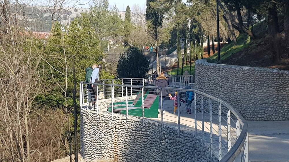 <p>Šef Meteo centra TV Vijesti Dušan Pavićević kazao je da se u <span style="background-color: rgb(255, 255, 255);">utorak u Crnoj Gori očekuje umjereno do znatno oblačno vrijeme sa uslovima za rjeđu pojavu, uglavnom slabe kiše, u južnim i centralnim predjelima</span></p>