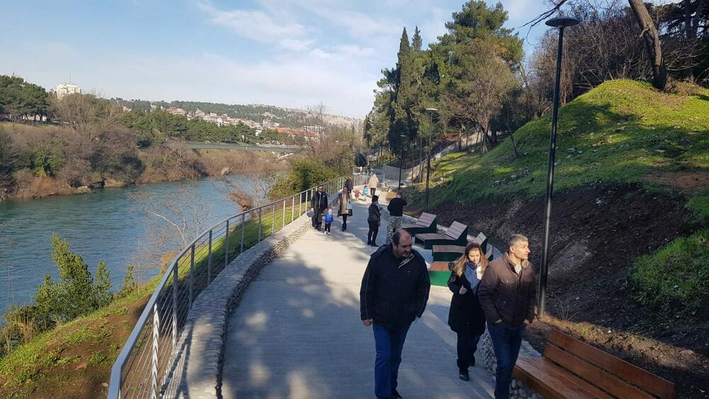 <p>Šef Meteo centra TV Vijesti Dušan Pavićević kazao je da se u <span style="background-color: rgb(255, 255, 255);">utorak u Crnoj Gori očekuje umjereno do znatno oblačno vrijeme sa uslovima za rjeđu pojavu, uglavnom slabe kiše, u južnim i centralnim predjelima</span></p>