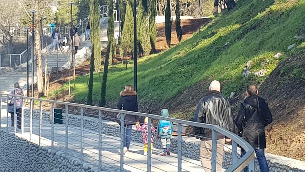 <p>Šef Meteo centra TV Vijesti Dušan Pavićević kazao je da se u <span style="background-color: rgb(255, 255, 255);">utorak u Crnoj Gori očekuje umjereno do znatno oblačno vrijeme sa uslovima za rjeđu pojavu, uglavnom slabe kiše, u južnim i centralnim predjelima</span></p>