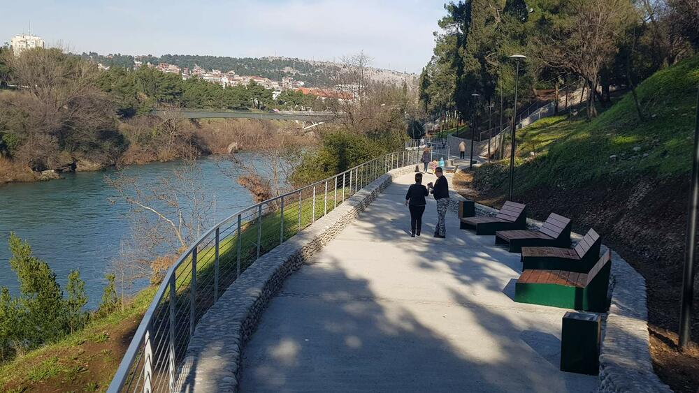 <p>Šef Meteo centra TV Vijesti Dušan Pavićević kazao je da se u <span style="background-color: rgb(255, 255, 255);">utorak u Crnoj Gori očekuje umjereno do znatno oblačno vrijeme sa uslovima za rjeđu pojavu, uglavnom slabe kiše, u južnim i centralnim predjelima</span></p>