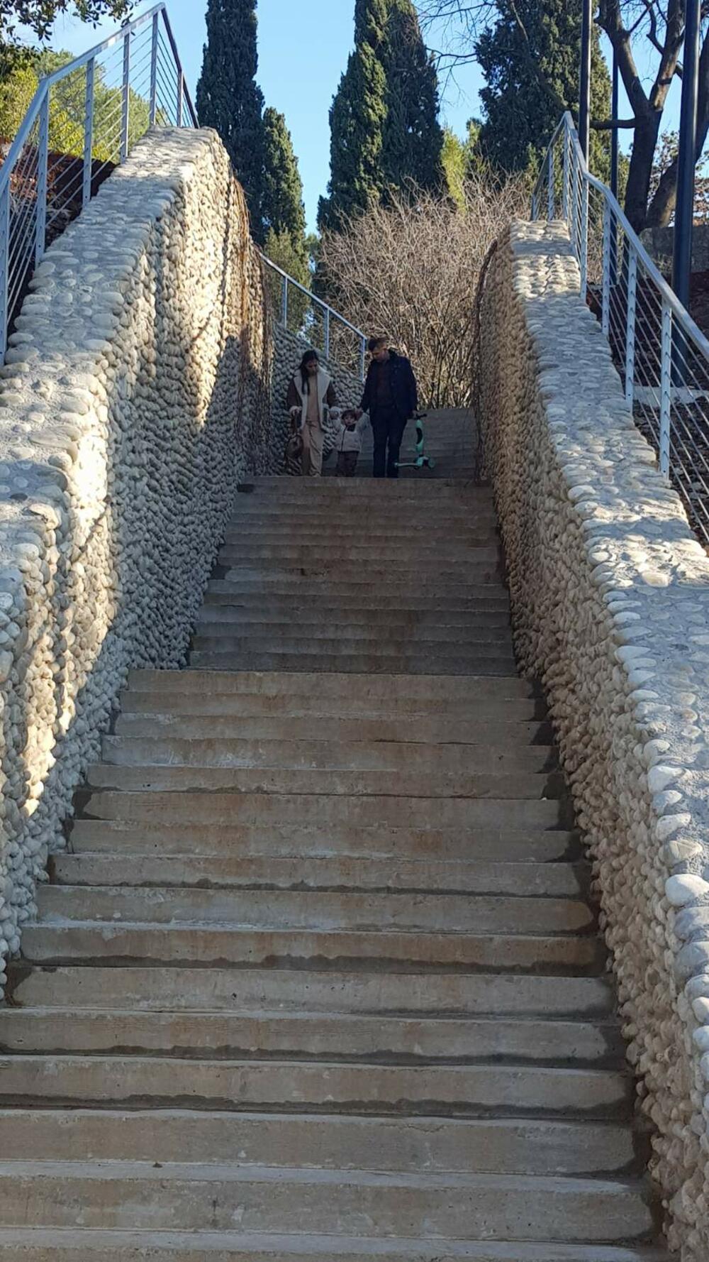 <p>Šef Meteo centra TV Vijesti Dušan Pavićević kazao je da se u <span style="background-color: rgb(255, 255, 255);">utorak u Crnoj Gori očekuje umjereno do znatno oblačno vrijeme sa uslovima za rjeđu pojavu, uglavnom slabe kiše, u južnim i centralnim predjelima</span></p>