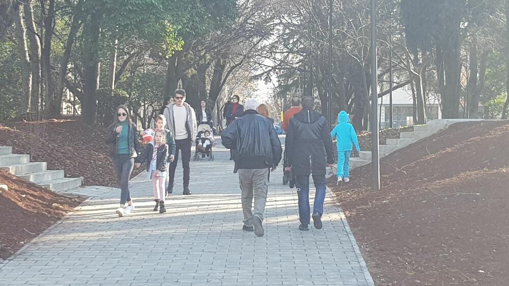 <p>Šef Meteo centra TV Vijesti Dušan Pavićević kazao je da se u <span style="background-color: rgb(255, 255, 255);">utorak u Crnoj Gori očekuje umjereno do znatno oblačno vrijeme sa uslovima za rjeđu pojavu, uglavnom slabe kiše, u južnim i centralnim predjelima</span></p>