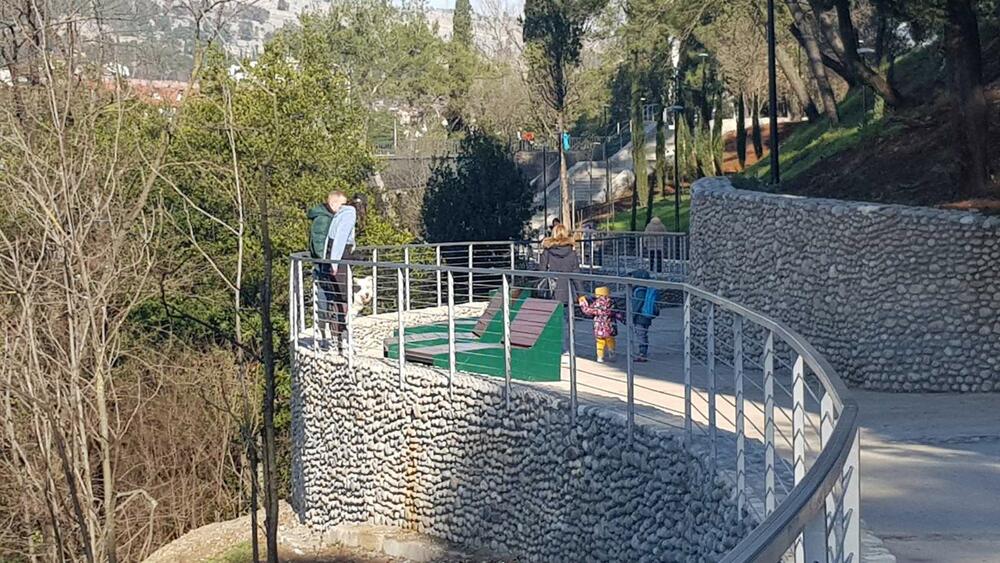 <p>Šef Meteo centra TV Vijesti Dušan Pavićević kazao je da se u <span style="background-color: rgb(255, 255, 255);">utorak u Crnoj Gori očekuje umjereno do znatno oblačno vrijeme sa uslovima za rjeđu pojavu, uglavnom slabe kiše, u južnim i centralnim predjelima</span></p>