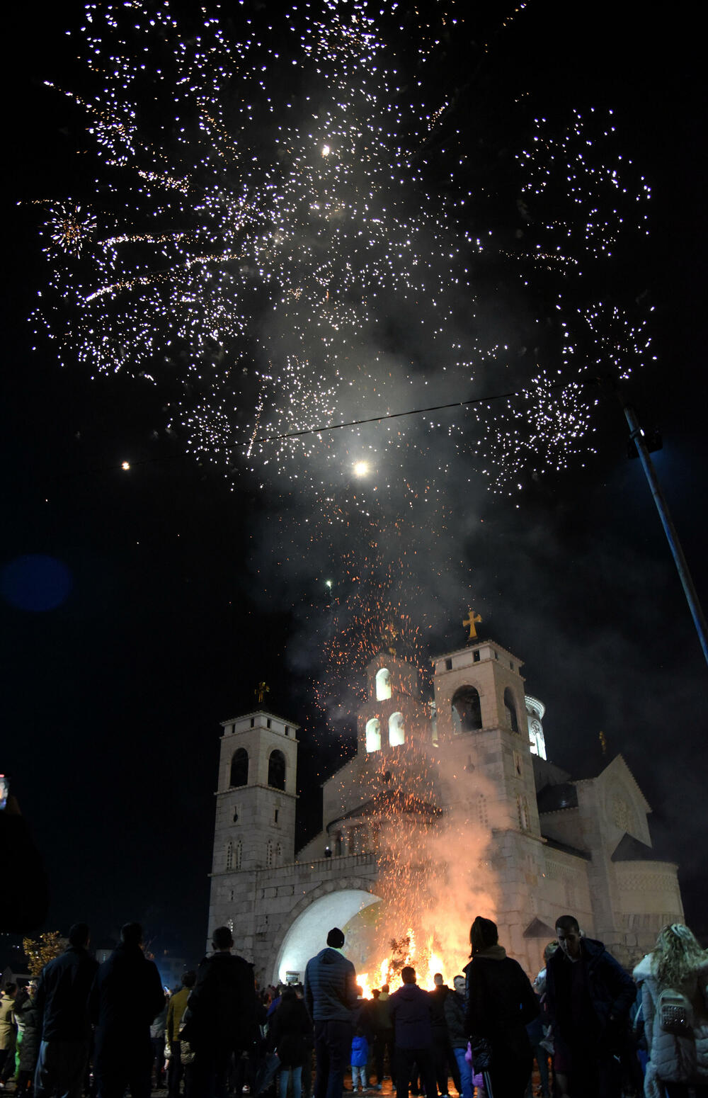 <p>Kako je proteklo današnje nalaganje badnjak ispred hrama Hristovog vaskrsenja u Podgorici možete vidjeti u galerijama naših fotoreportera Borisa Pejovića i Luke Zekovića</p>
