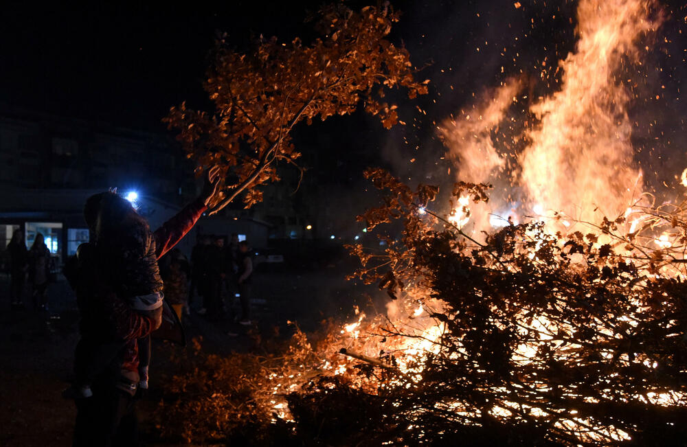 <p>Kako je proteklo današnje nalaganje badnjak ispred hrama Hristovog vaskrsenja u Podgorici možete vidjeti u galerijama naših fotoreportera Borisa Pejovića i Luke Zekovića</p>