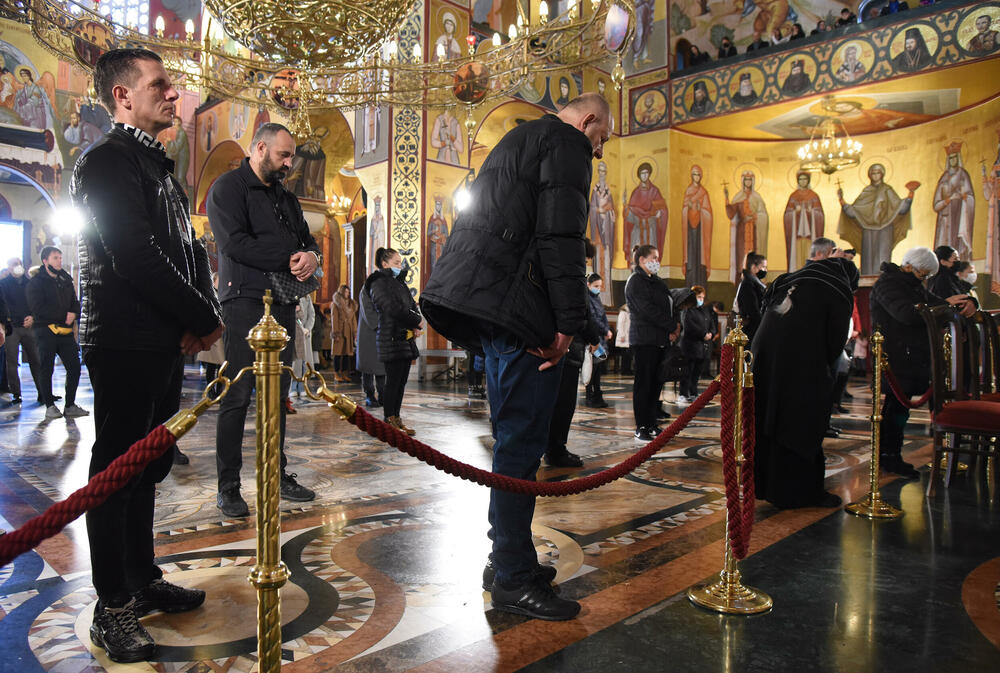 <p>U hram su naizmjenično puštani građani i bilo je primjetno da se drži fizička distanca</p>