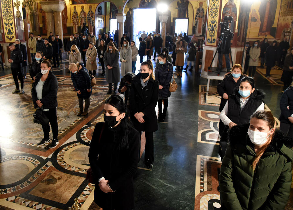 <p>U hram su naizmjenično puštani građani i bilo je primjetno da se drži fizička distanca</p>