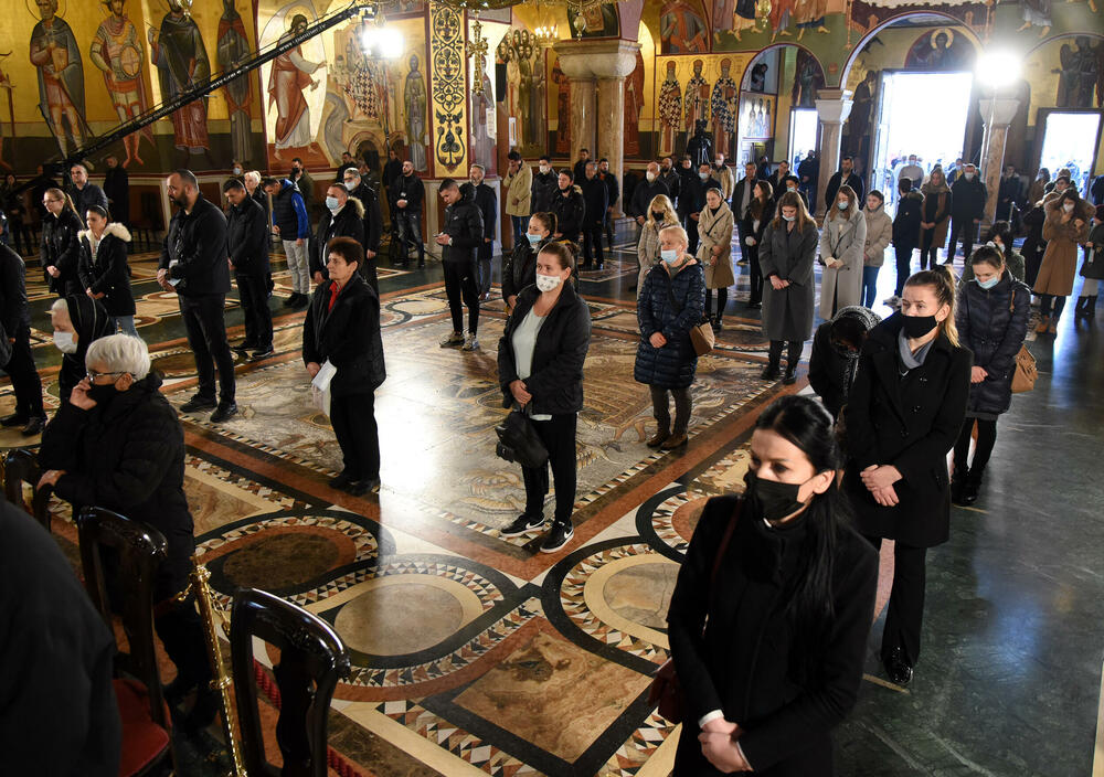 <p>U hram su naizmjenično puštani građani i bilo je primjetno da se drži fizička distanca</p>