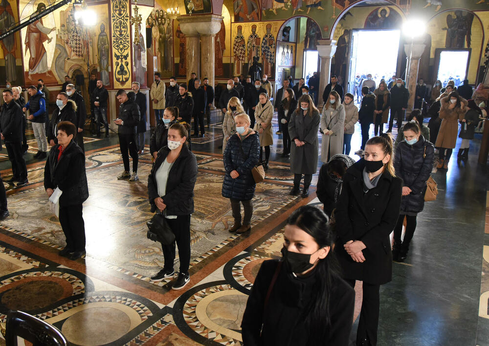 <p>U hram su naizmjenično puštani građani i bilo je primjetno da se drži fizička distanca</p>