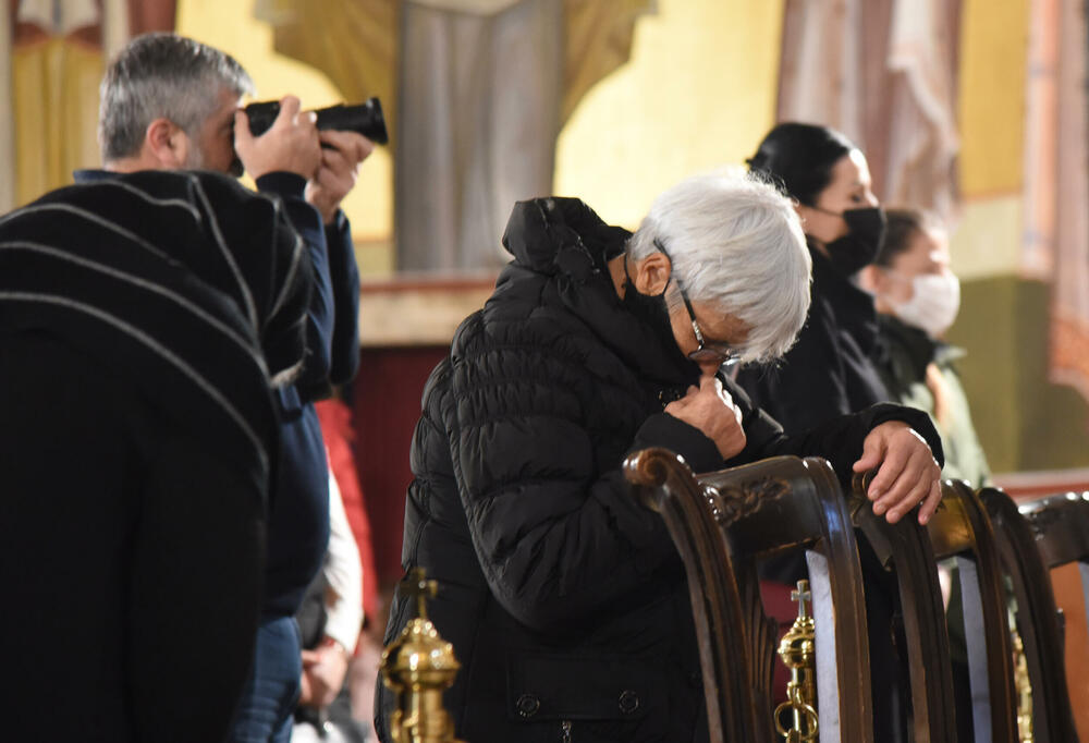 <p>U hram su naizmjenično puštani građani i bilo je primjetno da se drži fizička distanca</p>