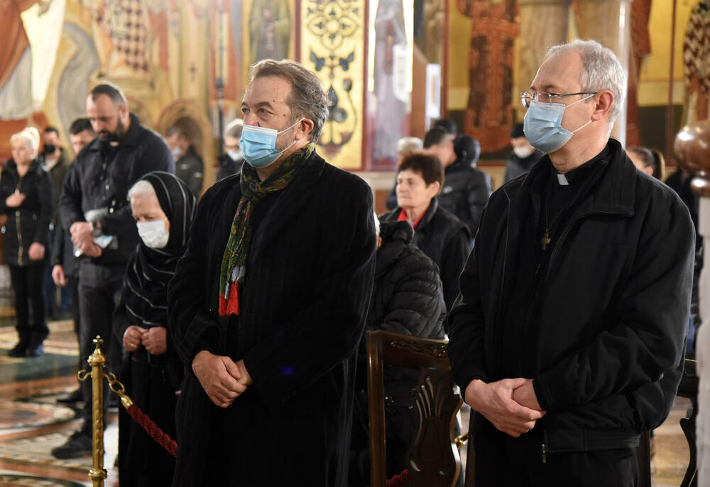 <p>U hram su naizmjenično puštani građani i bilo je primjetno da se drži fizička distanca</p>