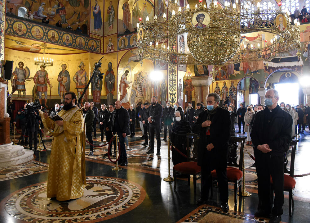 <p>U hram su naizmjenično puštani građani i bilo je primjetno da se drži fizička distanca</p>