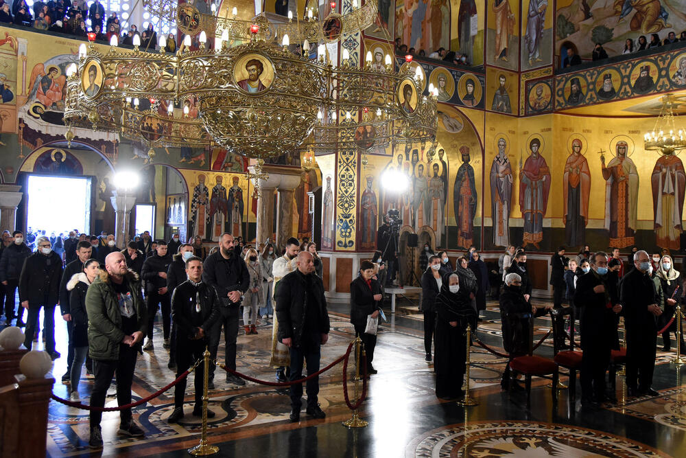 <p>U hram su naizmjenično puštani građani i bilo je primjetno da se drži fizička distanca</p>