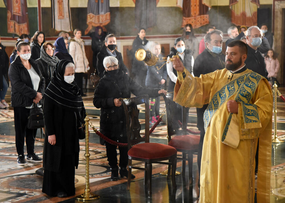 <p>U hram su naizmjenično puštani građani i bilo je primjetno da se drži fizička distanca</p>