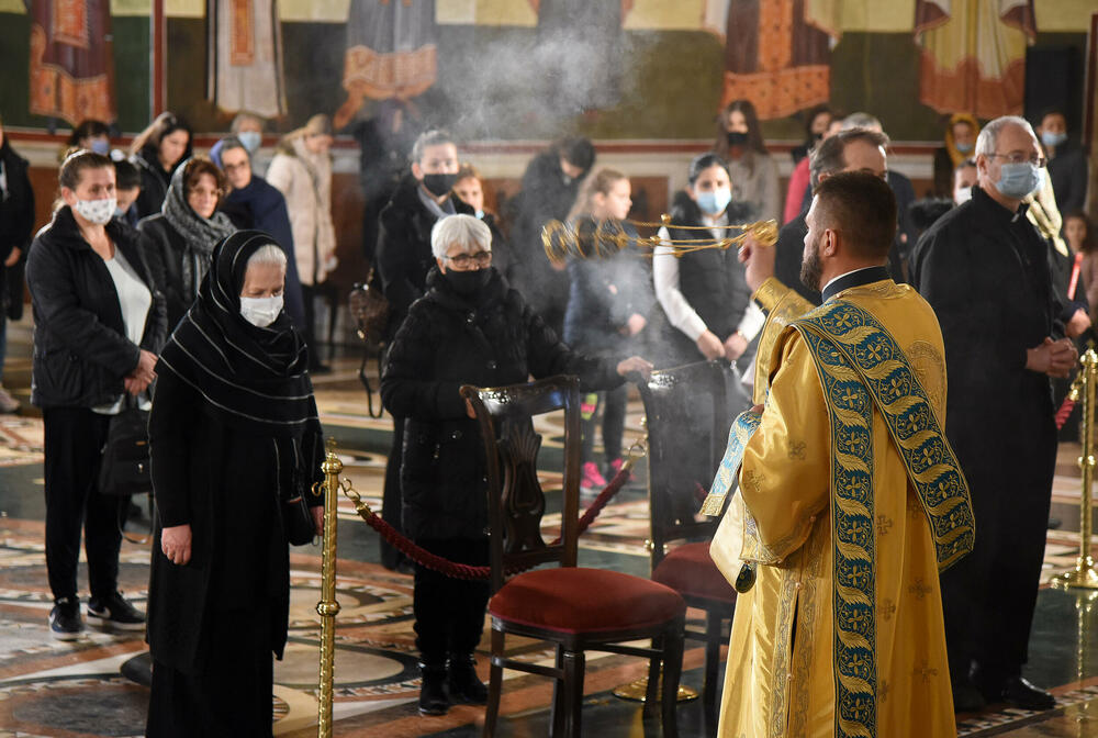 <p>U hram su naizmjenično puštani građani i bilo je primjetno da se drži fizička distanca</p>